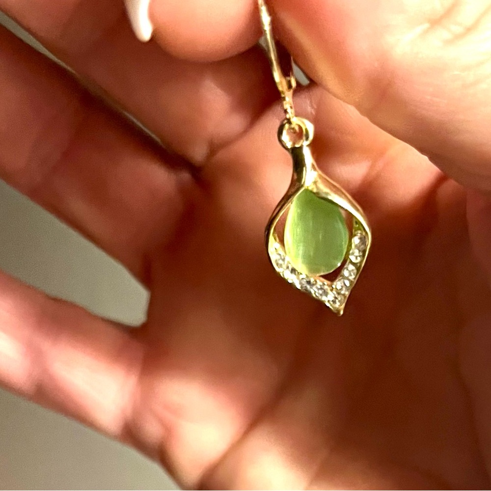 Elegant Gold and Green Pendant Necklace